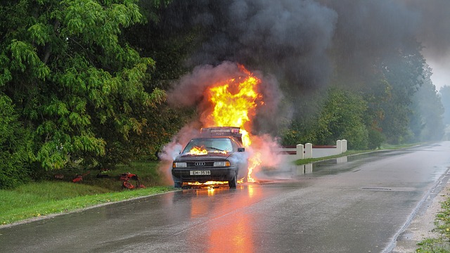 pożar samochodu podczas wypadku